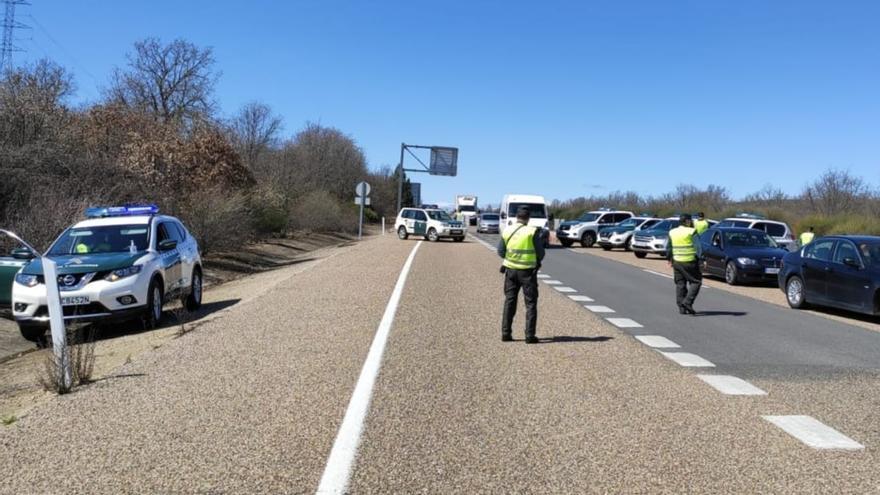 Control de movilidad en Puebla de Sanabria por parte de la Guardia Civil.