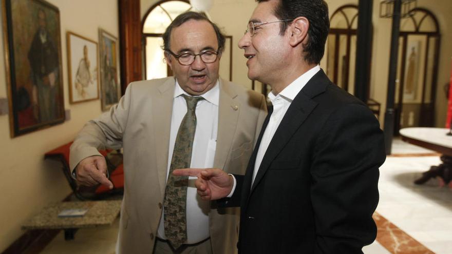 El consejero de Presidencia, José Gabriel Ruiz, y el rector de la Universidad, José Orihuela.