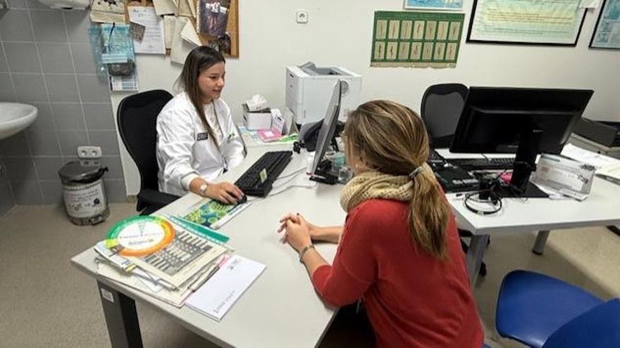 Una doctora pasa consulta en una imagen de archivo.