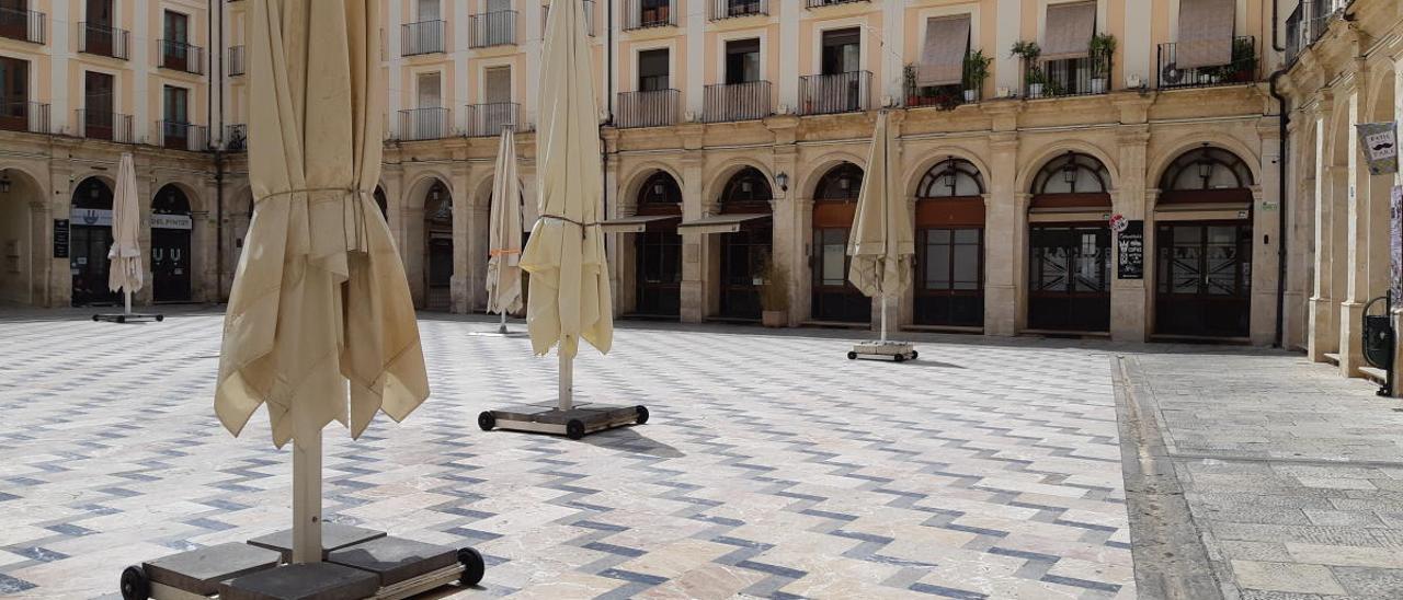 Imagen de la Plaça de Dins totalmente vacía durante estos días.