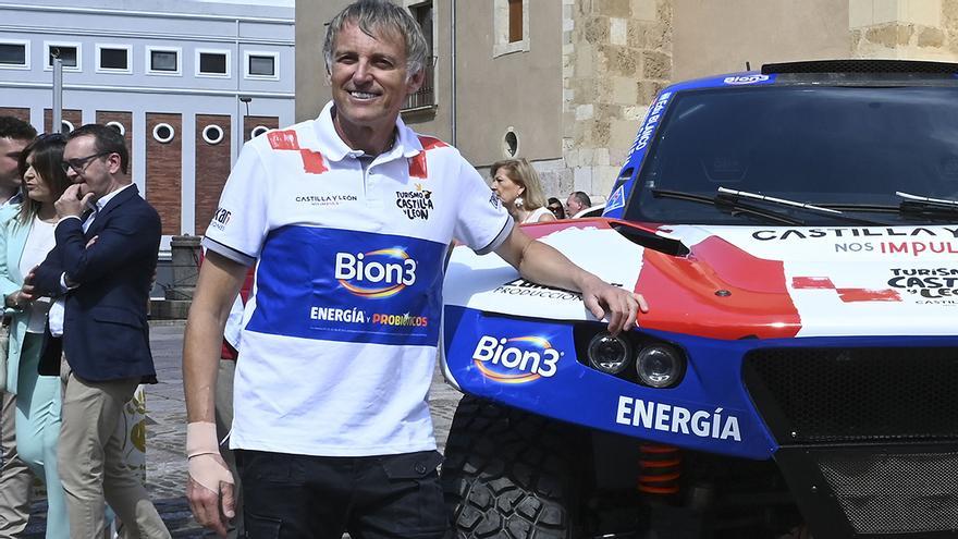 Jesús Calleja presenta su coche "pata negra" para competir en el Dakar 2026