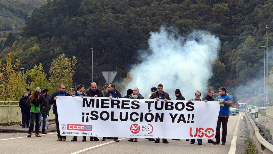 Trabajadores de Mieres Tubos, durante una protesta.