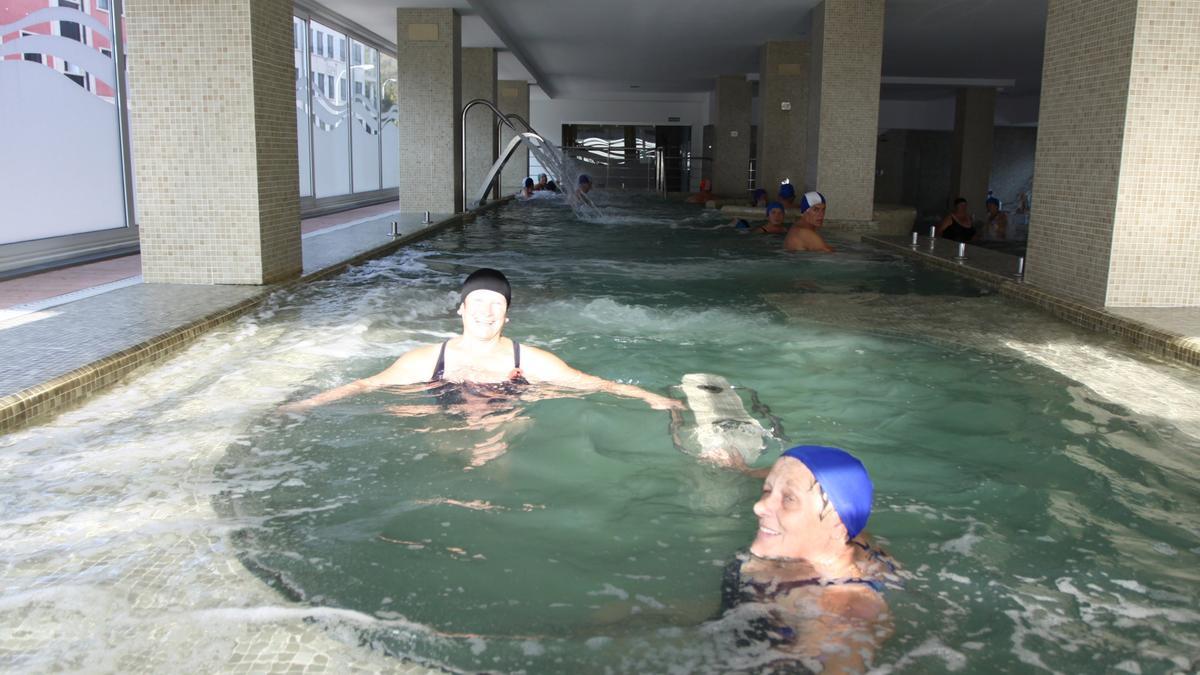 Usuarias disfrutan de un baño relajante en la piscina del Hotel Bienestar Moaña, uno de los establecimientos incluidos en &quot;Depotermal&quot;.