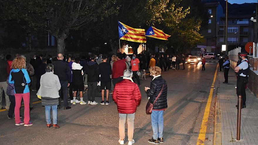 Els concentrats davant la caserna amb presència dels Mossos