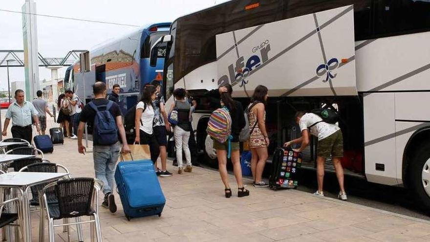 Pasajeros del tren Madrid-Galicia al apearse en Zamora para tomar el bus a Ourense. // Javier de la Fuente