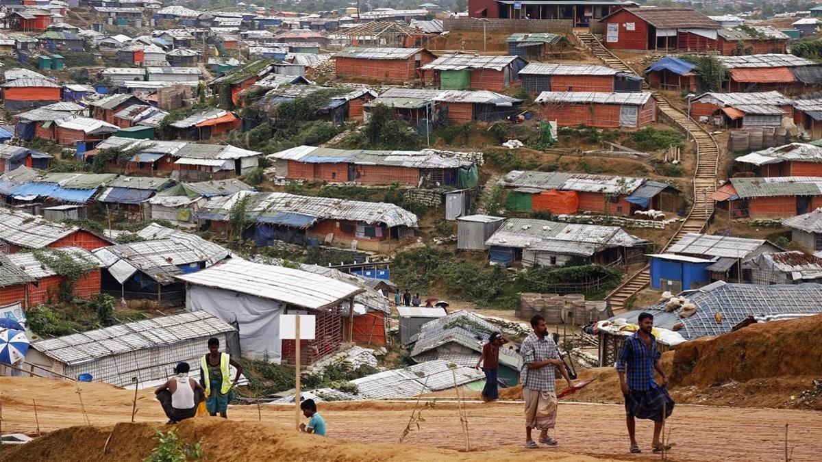 Refugiados rohingya caminan en el campo de Kutubpalang, en Bangladesh