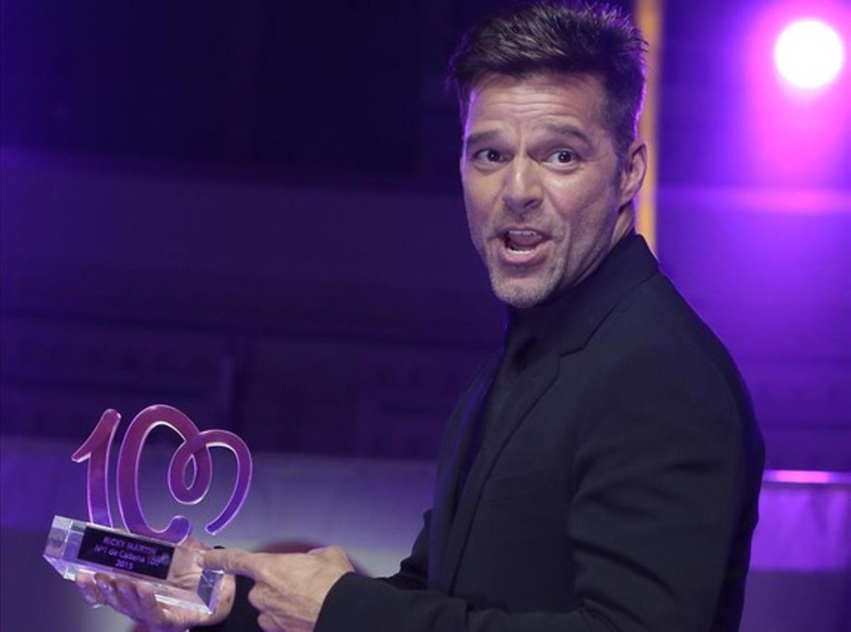 Ricky Martin amb el premi Cadena 100, dijous a Barcelona.