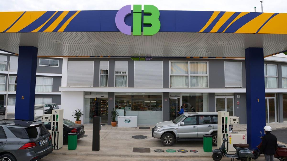 Todas las estaciones de servicio de Carburantes Ibiza, excepto la de dentro del aeropuerto, cuentan con tienda o supermercado. | FOTOS: CARBURANTES IBIZA