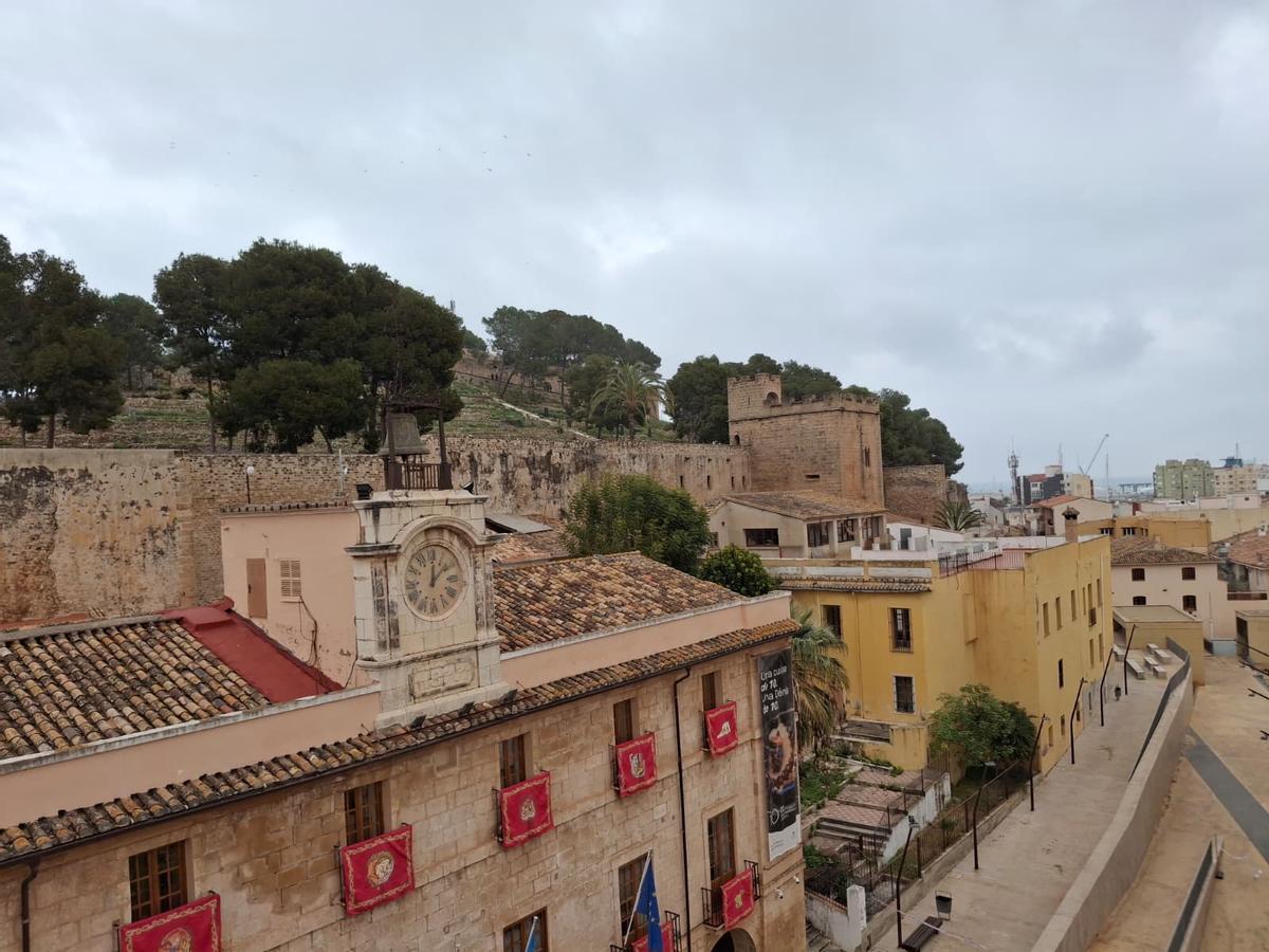 Las imágenes de un día histórico en Dénia: las campanas bajan del cielo