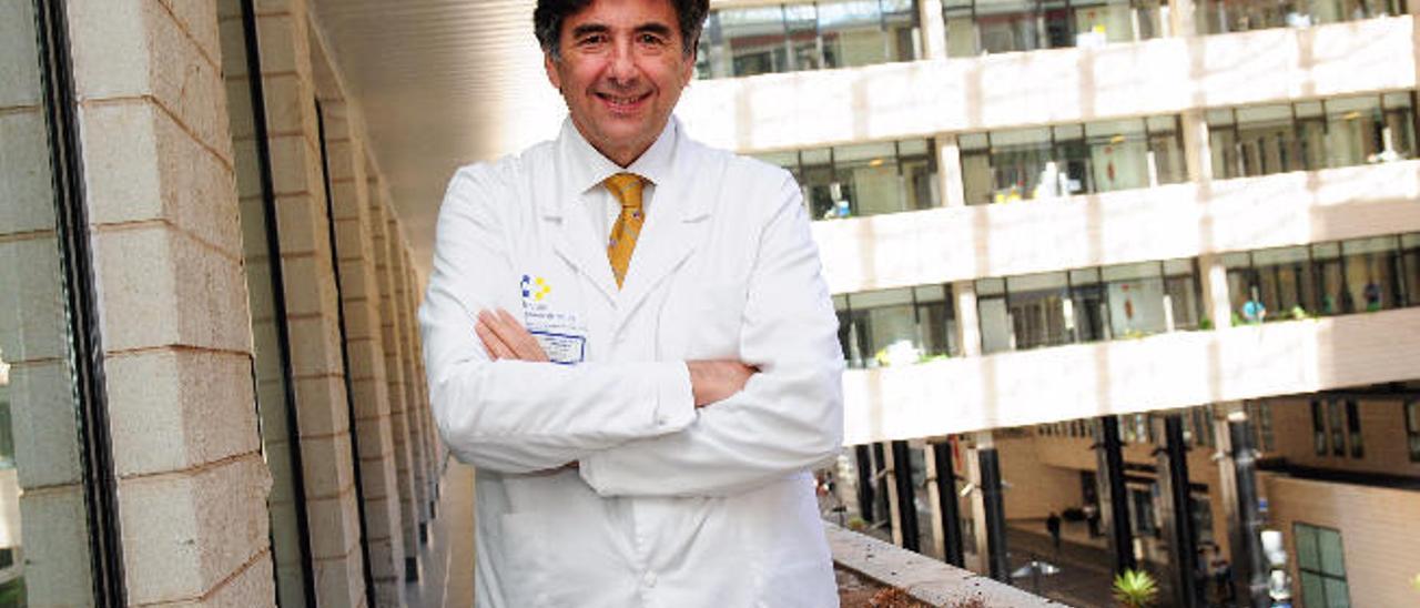 El doctor Pedro Lara en el Hospital Universitario Doctor Negrín.