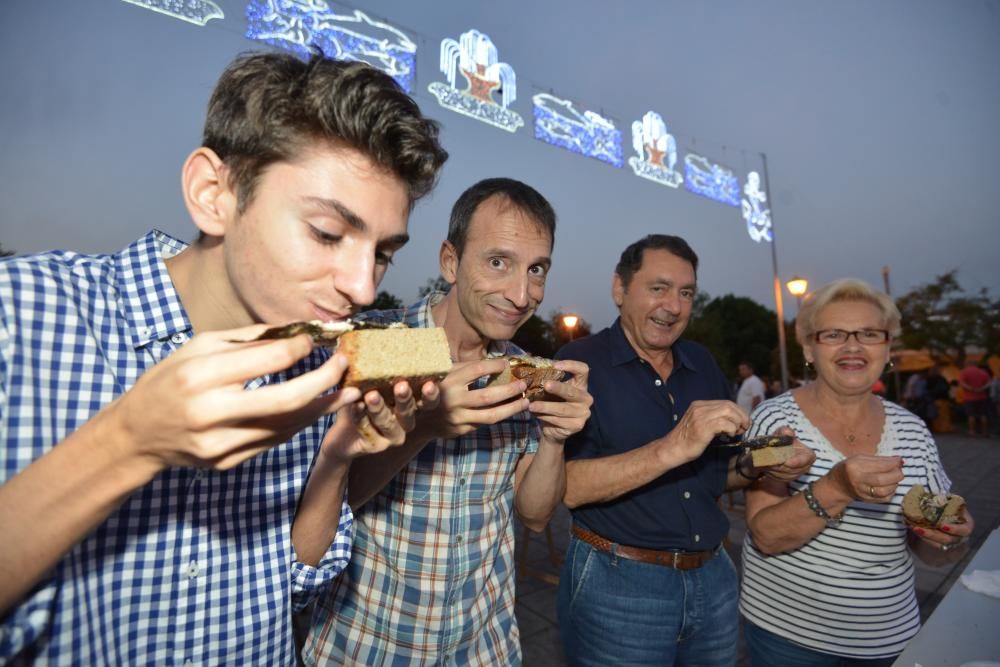 Cientos de personas de toda la comarca acudieron al recinto de A Reiboa para celebran San Xoán entre sardinas, atracciones y fuego.