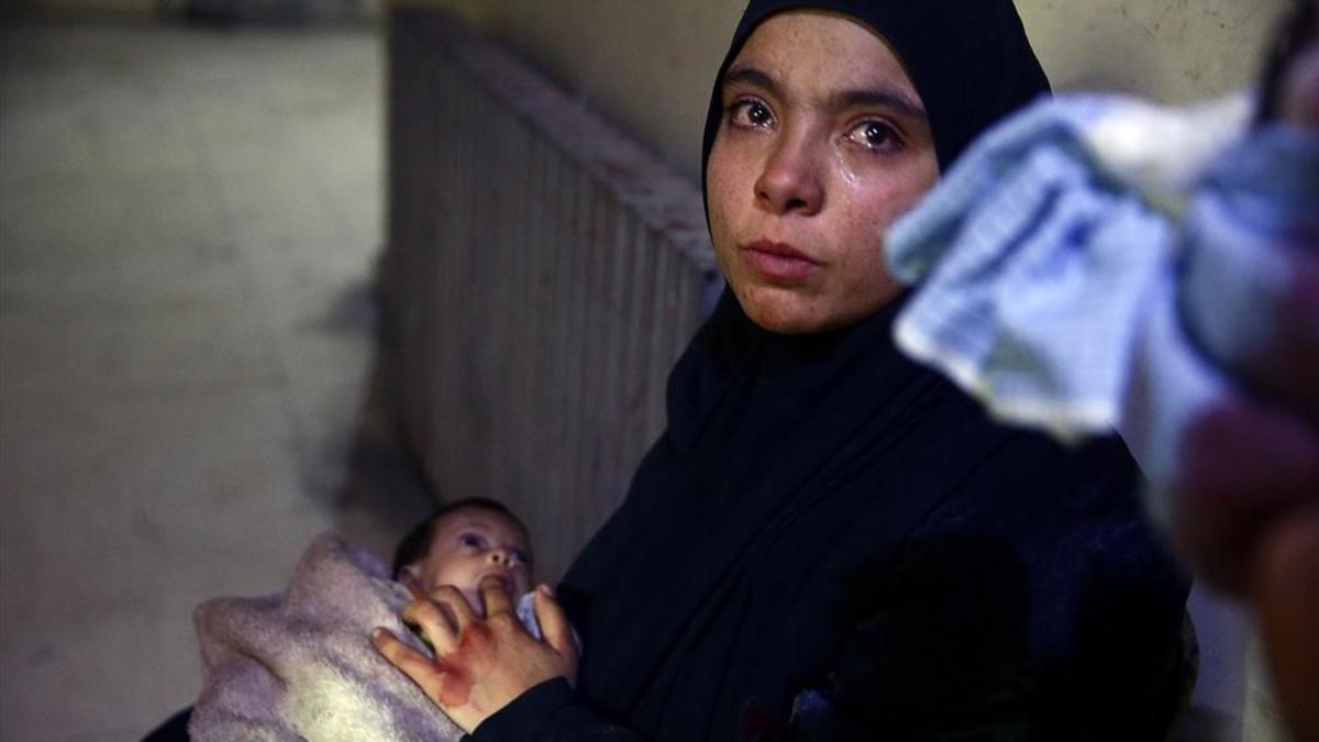 Heba Hamuri coloca su dedo en la boca de su bebé hambrienta en un centro médico en Duma (en el este de Guta), el pasado 8 de enero.