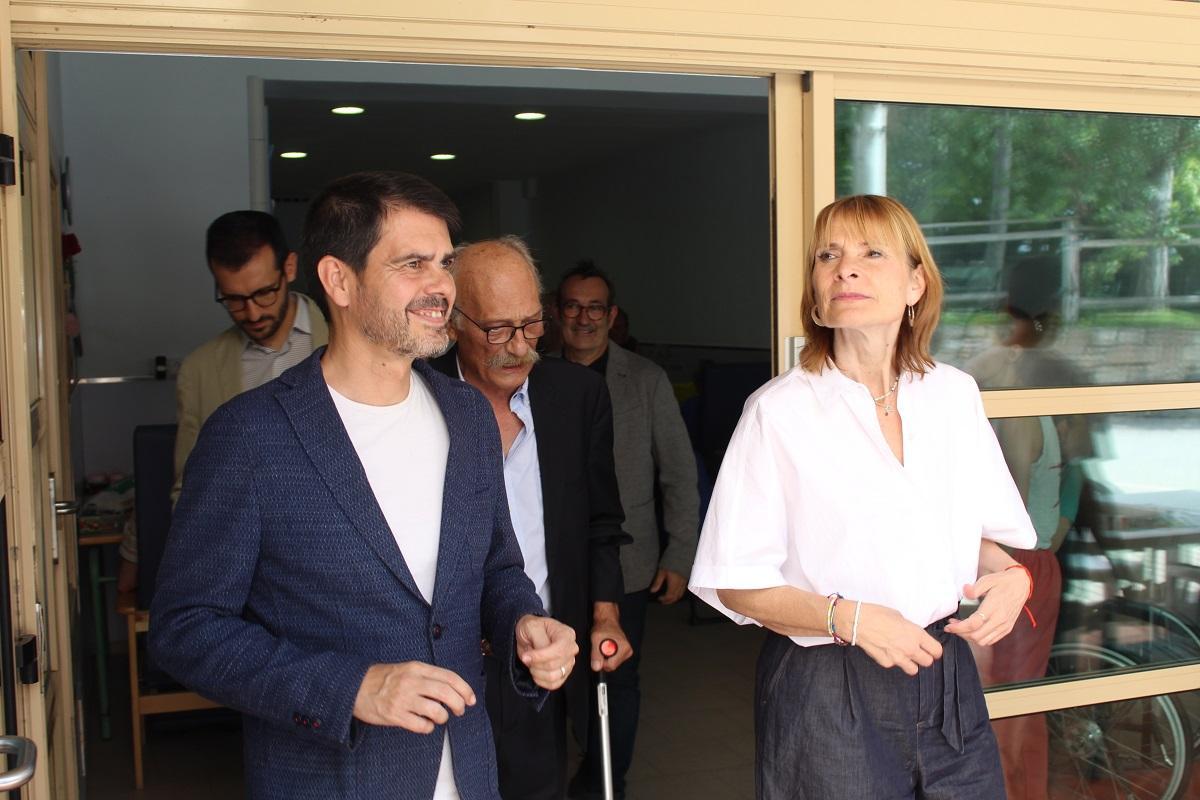 La presidenta de la Diputació de Barcelona, Lluïsa Moret, del PSC, con el alcalde de Igualada, Marc Castells, de Impulsem Penedès