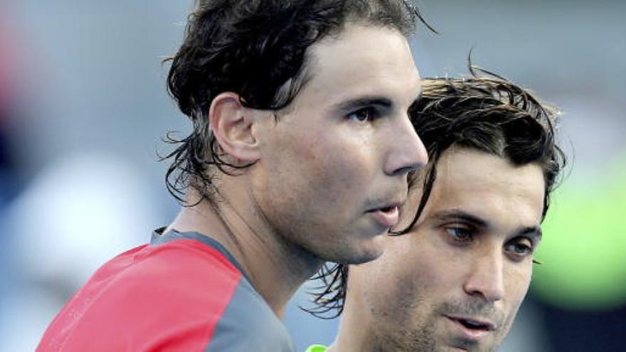 Ferrer y Nadal se abrazan tras el partido.