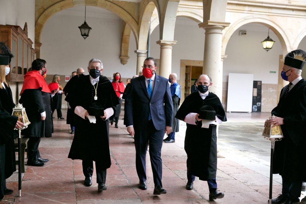 Ignacio Villaverde toma posesión como rector de la Universidad de Oviedo