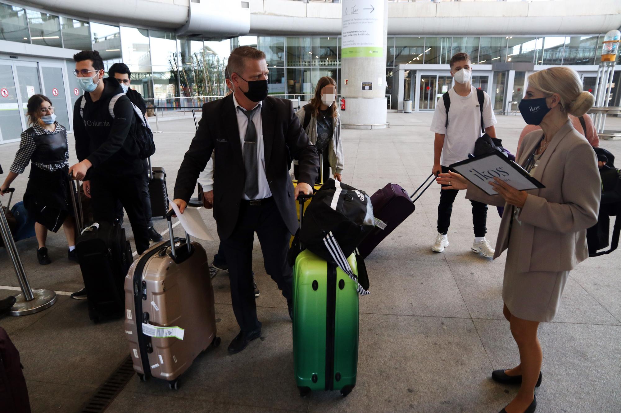 Turistas llegan al aeropuerto de Málaga el lunes 24 de mayo, tras relajarse las restricciones