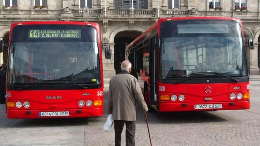 Dos de los autobuses que el Ayuntamiento presentó en 2004. / carlos pardellas