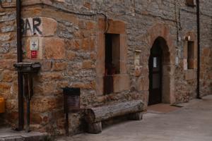 Vista del bar cerrado de Quintanilla de las Viñas, en Burgos.