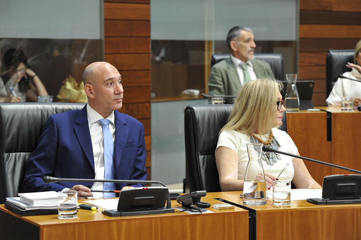Los diputados del PP José Ángel Sánchez Juliá y Cristina Tortonda, del PP.