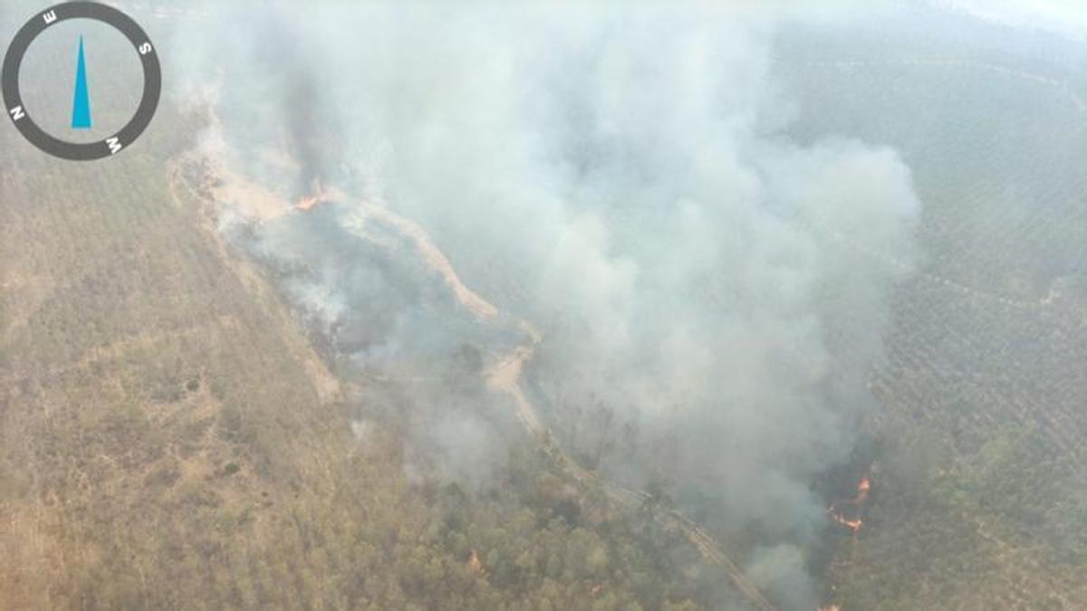Incendio en el paraje Cueva de la Mora, en Almonaster La Real (Huelva).