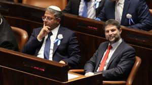 Itamar Ben Gvir (izquierda) junto a Bezalel Smotrich, en el Parlamento israelí.
