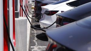 Coches eléctricos de Tesla conectados a cargadores de la compañía.