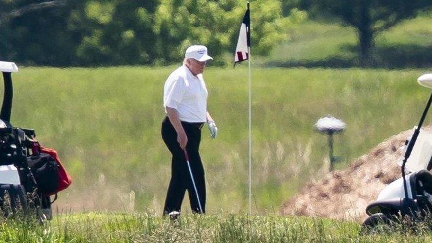 Trump vuelve a jugar golf en uno de sus clubes tras pausa por la pandemia