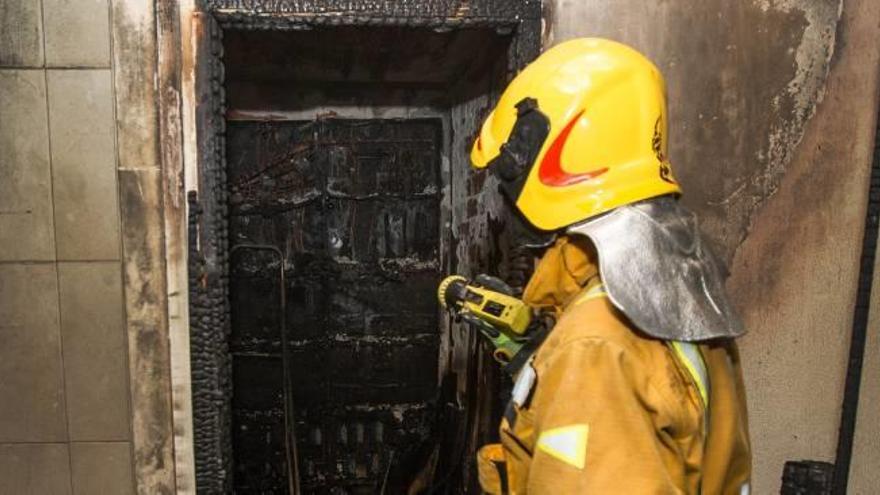 Cuadro de luces que ardió en el último incendio ocurrido en San Vicente del Raspeig.