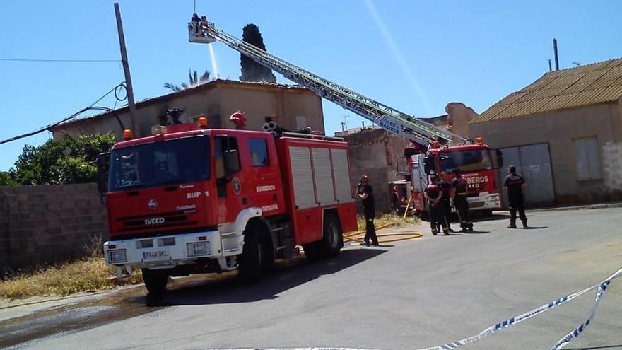 Arde la antigua sede del Ayuntamiento de El Algar, que estaba abandonada