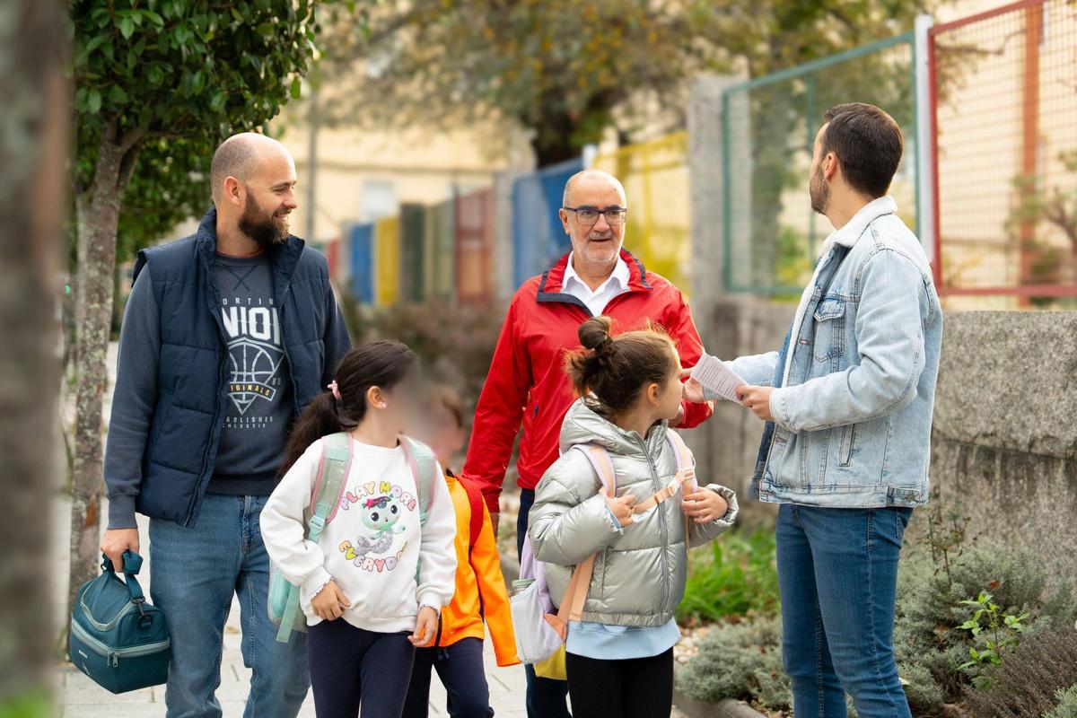 Un profesor informa a los padres sobre el motivo de la huelga