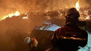 Primer incendio forestal de la temporada para Ames y automóvil en llamas en Negreira