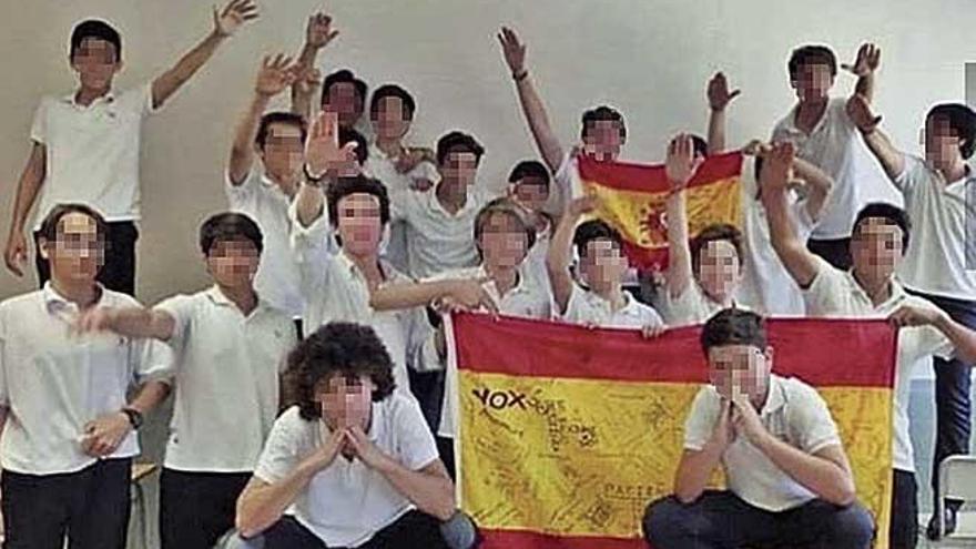 Foto de los alumnos del colegio LlaÃ¼t que ha generado la polÃ©mica.