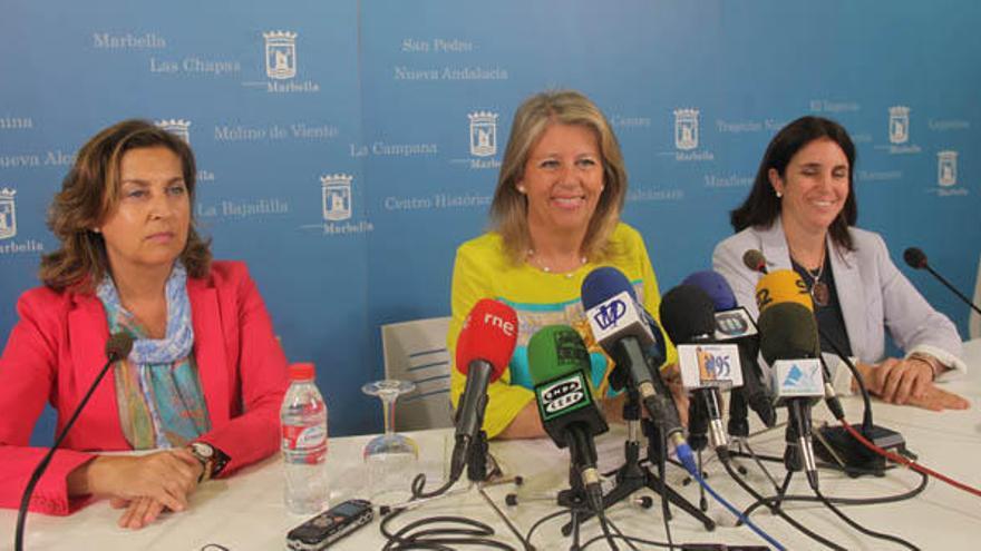 Muñoz, con la edil de Empleo, Isabel Cintado, y la directora de Recursos Humanos, M. Victoria Martín.