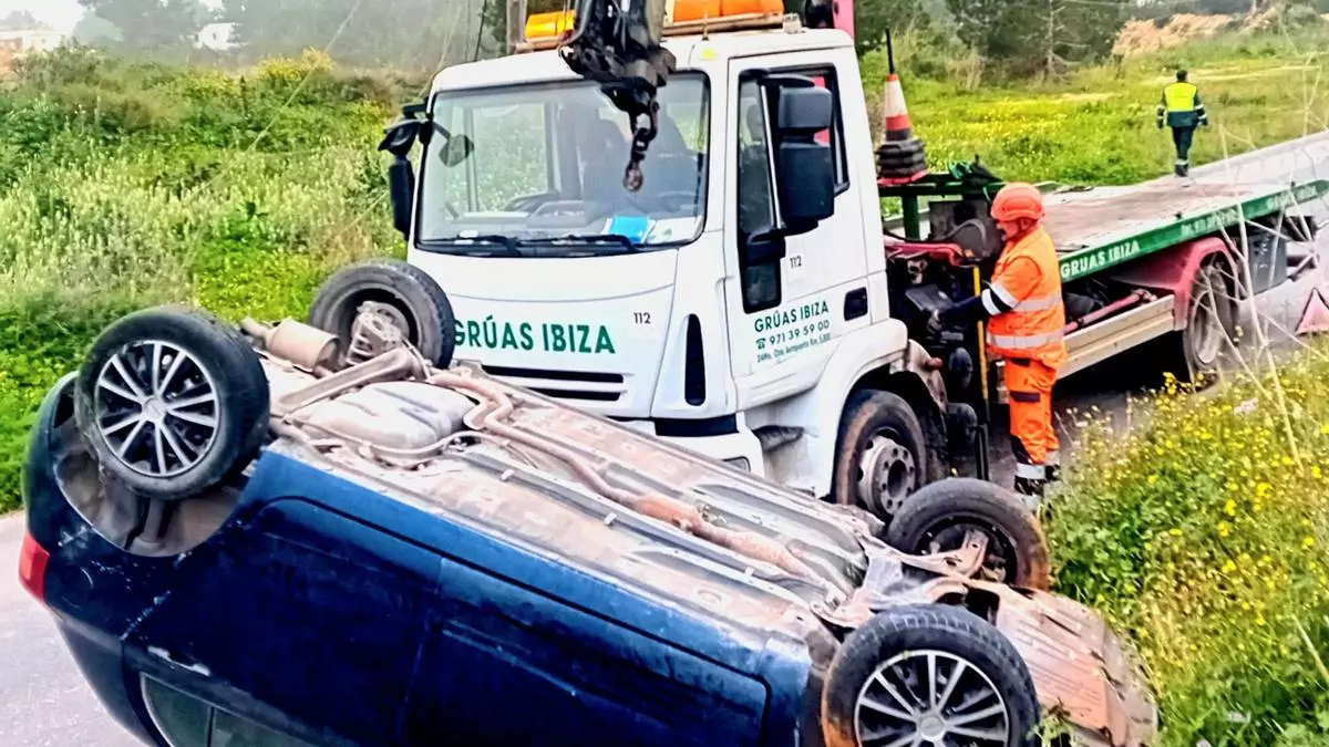 Vuelca un vehículo en Ibiza: queda del revés y bloquea una carretera