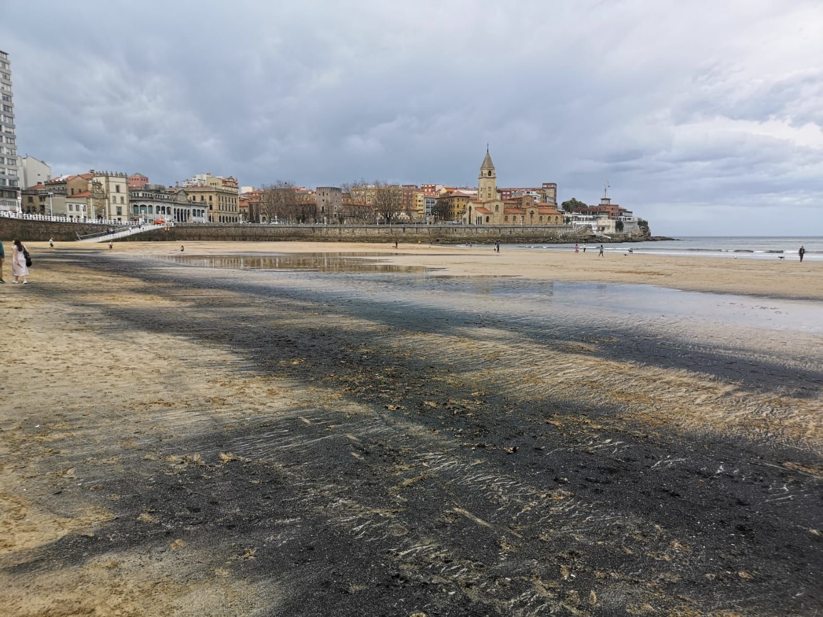 En imágenes: una nueva marea de carbón tiñe de negro la playa de San Lorenzo