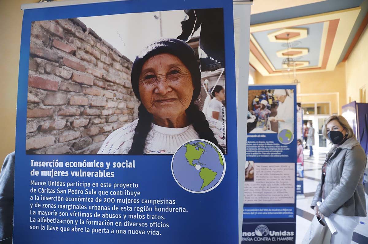 Exposición de Manos Unidas sobre el avance social de las mujeres en el Rectorado