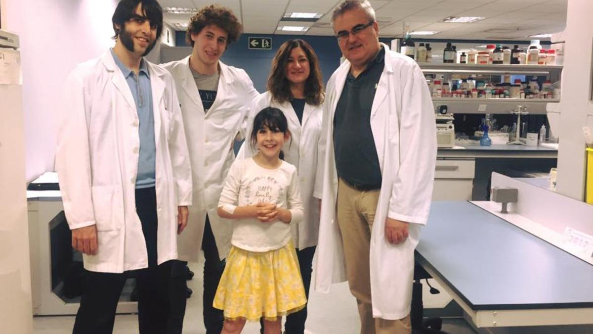 La pequeña malagueña Chloe, con el equipo médico del Hospital Germans Trias i Pujol que la atiende