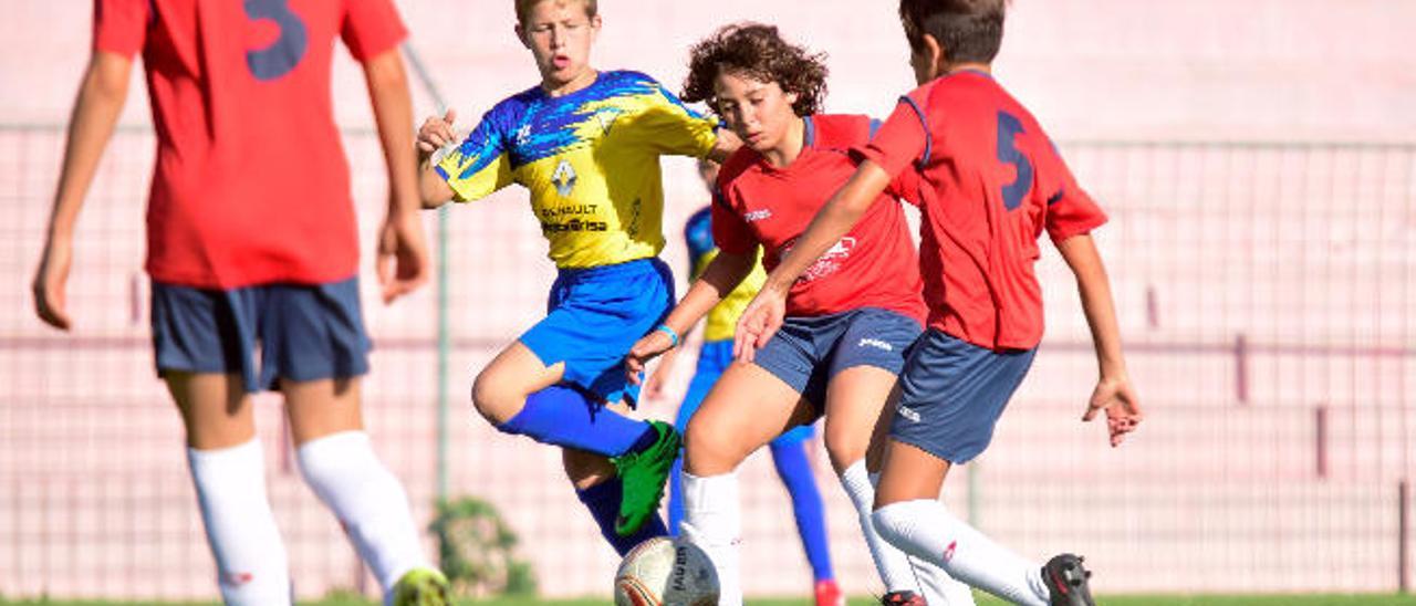 Romu y Toni, del Longueras, los más próximos al balón.