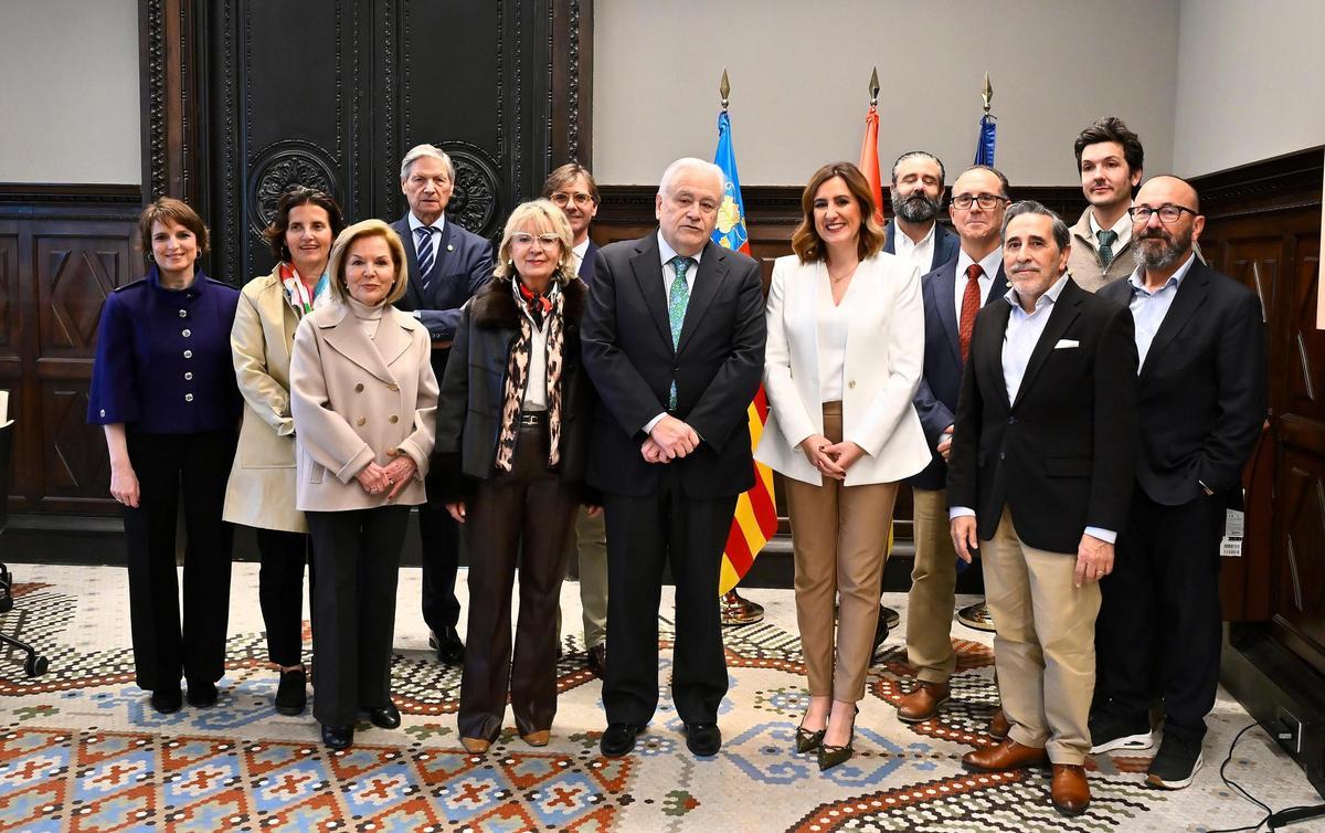 María José Catalá con la nueva junta del Colegio del Arte Mayor de la Seda presidida por Alberto Catalá Ruiz de Galarreta.