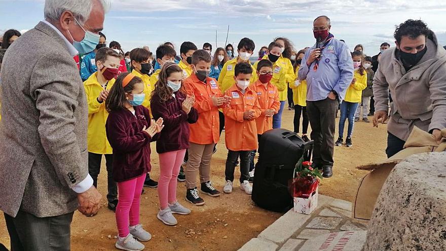 El alcalde descubre el monumento instalado por los scouts en el parque Malpique. | M. J. C.