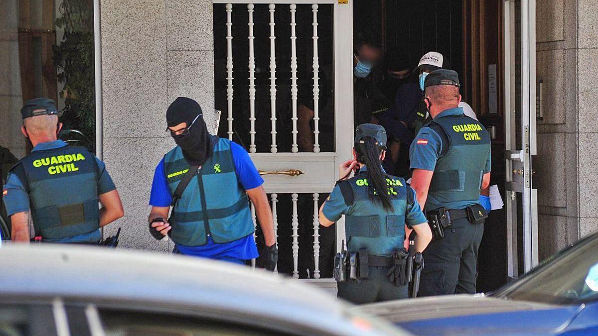 Registro realizado por la Guardia Civil en la avenida Rodrigo de Mendoza de Vilagarcía.