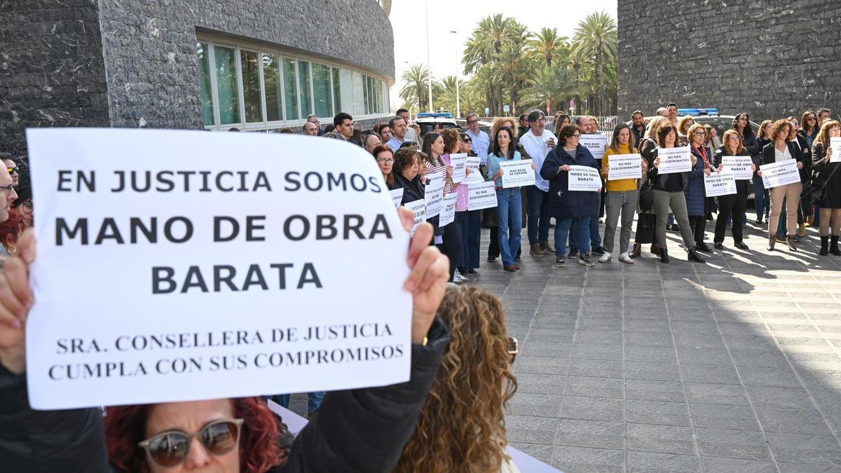 Una imagen de la protesta de este jueves en la Ciudad de la Justicia