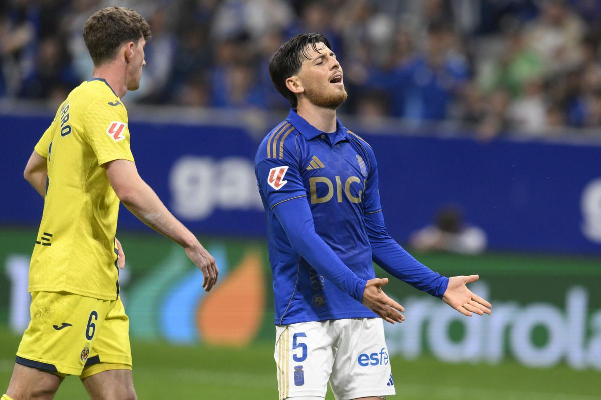 El centrocampista del Oviedo Alberto Reina (d), durante el partido de LaLiga de fútbol que Real Oviedo y Villarreal disputan este jueves en el estadio Carlos Tartiere. EFE/Eloy Alonso. (Oviedo) (Villarreal) sutituye texto y una foto y agrega otra