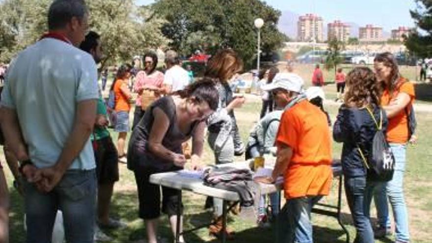 Decenas de personas exigen que se mantenga la zona can y la playa para perros