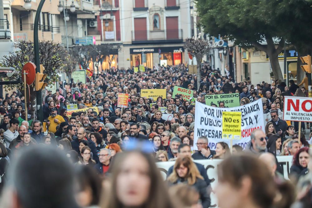 Veinte mil personas reclamaron ayer en las calles de Orihuela la derogación de la ley de Plurilingüismo