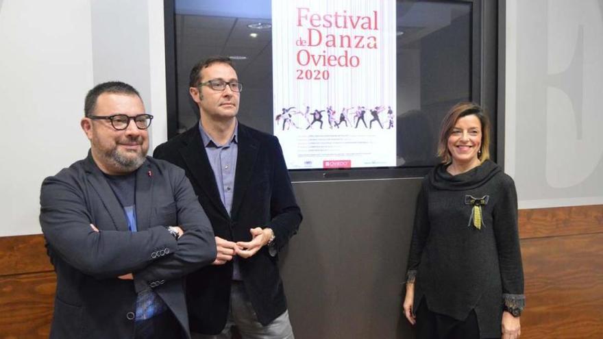 Por la izquierda, Cosme Marina, José Luis Costillas y María Riera durante la presentación del Festival de Danza.