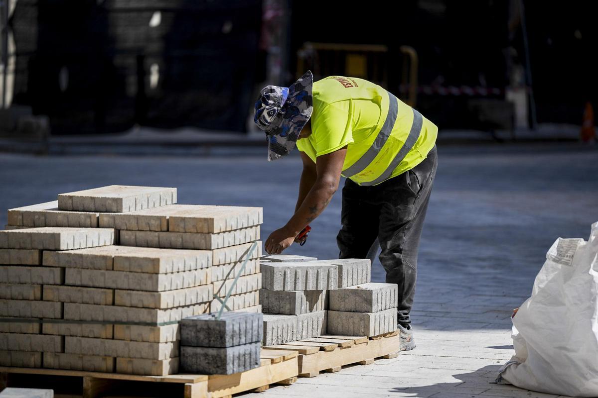 Un trabajador de la construcción en una obra.
