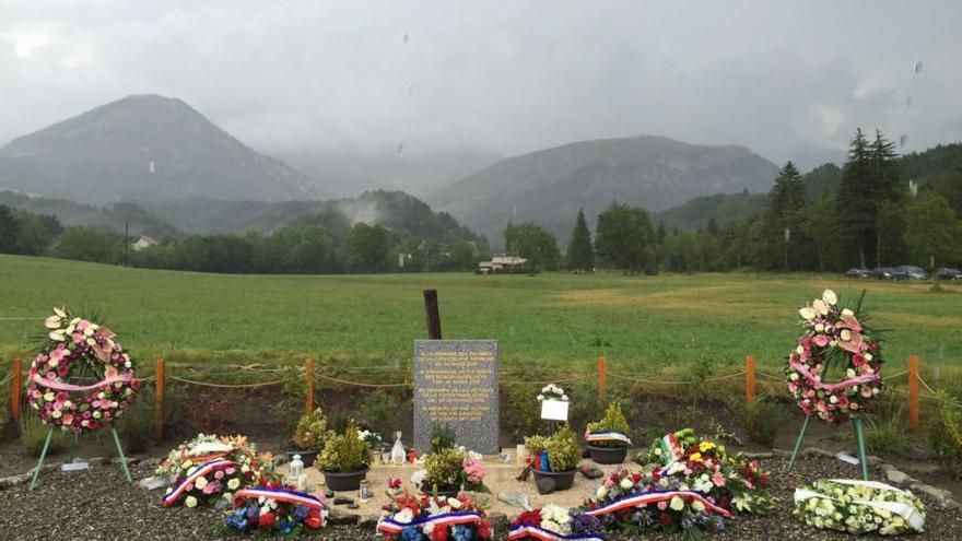 El monòlit de record a les víctimes al poble francès de Le Vernet a tocar de la muntanya on es va estavellar l&#039;avió