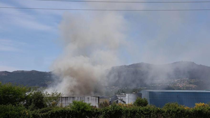 Incendio ocurrido ayer una nave de reciclado de Porriño. | | ALBA VILLAR