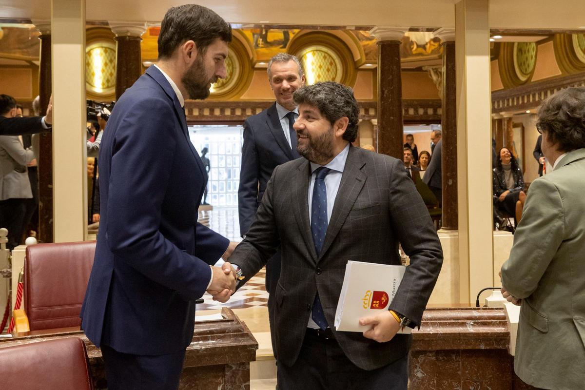 El exlíder de Vox, José Ángel Antelo, saluda al presidente Fernando López Miras en la Asamblea.